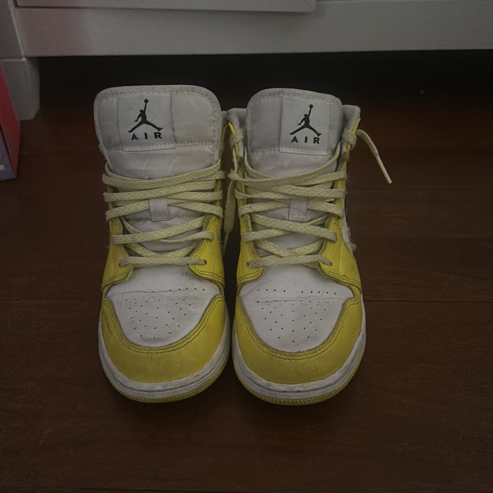 Air Jordan 1 yellow rose